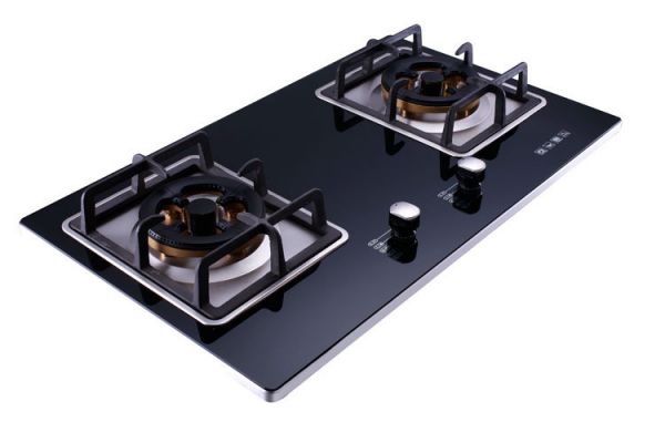 燃?xì)庠?></p>
<p><br></p>
<p>一、不銹鋼燃?xì)庠?/p>
<p>不銹鋼燃?xì)庠畹淖畲筇攸c(diǎn)就是強(qiáng)度非常高，不管你的廚具有多種，不銹鋼燃?xì)庠疃际悄軌虺惺艿米〉?！而且，它還有一個(gè)很大的優(yōu)點(diǎn)就是很容易清潔，如果灶臺(tái)上面臟了的話，我們只需要用一個(gè)濕抹布輕輕地在灶臺(tái)上擦一遍，上面的油污就會(huì)被我們清潔干凈了！除此之外，耐高溫也是不銹鋼燃?xì)庠畈坏貌徽f的優(yōu)點(diǎn)，我們?cè)谑褂萌細(xì)庠畹臅r(shí)候，灶面上溫度肯定是非常高的，但是不管你的溫度有多高，不銹鋼都能承受，不會(huì)發(fā)生變形影響美觀。但是不銹鋼燃?xì)庠钜灿腥秉c(diǎn)，就是它非常容易被腐蝕，基本上，一個(gè)新的不銹鋼燃?xì)庠畋晃覀冇脗€(gè)幾年后，上面就銹跡斑斑了，看上去非常丑！而且，它還很容易被硬物劃傷，廚房里的刀、鍋鏟什么的，都能夠?qū)λ斐蓚Γ?/p>
<p><br></p>
<p>二、玻璃燃?xì)庠?/p>
<p>玻璃燃?xì)庠钭畲蟮奶攸c(diǎn)就是好看，高質(zhì)感、高強(qiáng)度、防刮花，而且它的耐腐蝕性非常高，平時(shí)滴的油污、洗潔精什么的，根本不會(huì)對(duì)玻璃燃?xì)庠钤斐捎绊?。如果玻璃燃?xì)庠钆_(tái)面上變臟了的話，一樣的用一張抹布就能很好地清潔干凈！如果按正常使用狀態(tài)下估算的話，玻璃燃?xì)庠畹氖褂媚晗薜囊炔讳P鋼燃?xì)庠罡叩模驗(yàn)樗呐_(tái)面采用的是鋼化玻璃，承受破壞和腐蝕的能力要比不銹鋼更厲害！</p>
<p>?</p>
<p>相比之下燃?xì)庠畈讳P鋼臺(tái)面耐高溫，耐腐蝕性也不錯(cuò)，但是它不太耐摩擦，容易刮花，影響美觀還有質(zhì)感。而鋼化玻璃清洗起來更容易，用抹布擦洗，如果有頑固污漬也可以用鋼絲球刷洗，不會(huì)影響表面的光滑，顯得更加美觀有質(zhì)感。之所以燃?xì)庠畈Ａ姘逵羞@么多的優(yōu)勢(shì)也是受到越來越多消費(fèi)者的喜愛與追求。其實(shí)我們不難發(fā)現(xiàn)玻璃面板的選擇更加有優(yōu)勢(shì)。</p>
<p><br></p>
<p>以上的講解就是關(guān)于燃?xì)庠钆_(tái)面是選擇不銹鋼的好還是<a href=